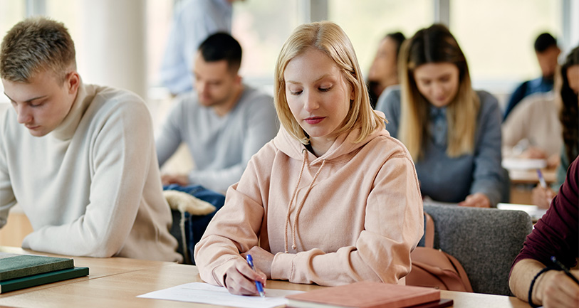 Studenti píší přijímací test na střední školu