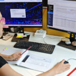 zaměstnankyně u počítače používá GINIS