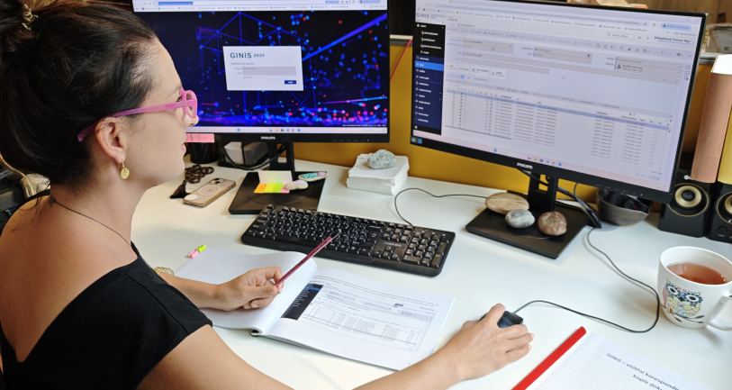 zaměstnankyně u počítače používá GINIS